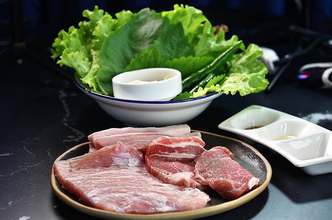 在〈虎三同〉吃烧肉，备有韩式味噌酱、柠檬汁与粗盐提味，以及各式生菜叶且无限供应，让客人包卷烧肉吃食。（图／姚舜）