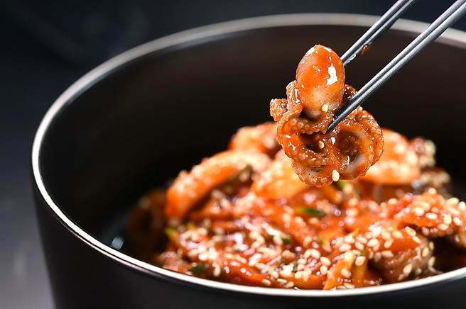 〈虎三同〉的〈凉拌安周辣章鱼〉看起来红光汪汪的挺吓人，入口其实不会太辣且还带有一点甜味。（图／姚舜）