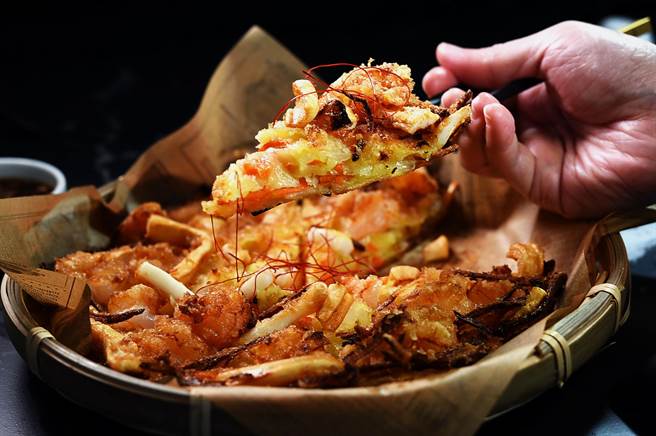 为迎合国人喜好，〈虎三同〉的〈海鲜煎饼〉的麵衣有独特配方，口感比传统的酥脆。（图／姚舜）