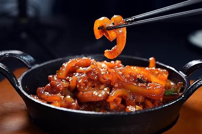 〈虎三同〉的〈辣炒猪皮〉是将究好猪里肌部位的猪皮，汆烫切条后用以辣、辣粉、蒜末、香油、醋调制的酱汁热炒成菜，是一道美味下酒菜。（图／姚舜）