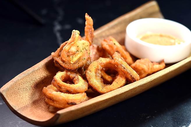 〈虎三同〉的〈炸小卷〉的麵衣薄脆，沾酱是用明太子和美乃滋调制，开胃小酒。（图／姚舜）