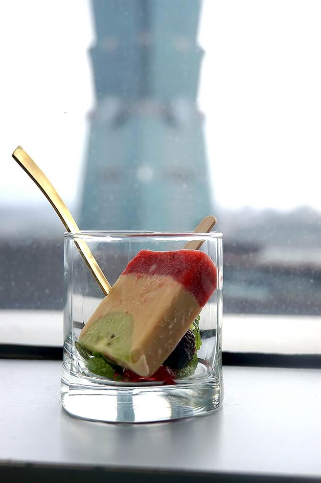 〈虎三同〉的餐后冰甜品〈手作慢熟优格冰棒〉，是用慢熟优格制作，带有一股焦糖香。（图／姚舜）