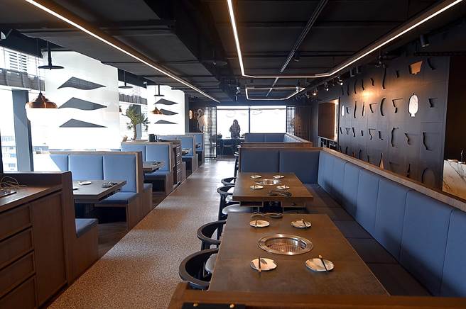 位在台北信义区远百信义14楼的〈虎三同〉，占地70坪、最多可容纳86位客人用餐。（图／姚舜）