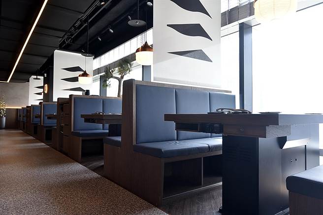 位在台北信义区远百信义14楼的〈虎三同〉，临窗一侧採卡座沙发设计，透过大片落地窗可欣赏台北101大楼与信义区景观。（图／姚舜）