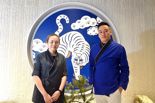 蜂巢生活餐饮事业研发行政主厨柯菁宜（左），演绎韩式料理的手法颇能迎合国人口味，右为执行长林奕成。（图／姚舜）