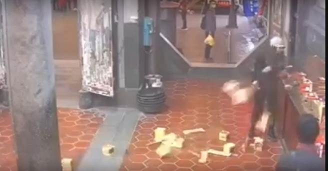 女子到鹿港天后宫搞破坏，摔香又推落金纸，让人不解为什么要在神明面前这样做？（民眾提供／吴敏菁彰化传真）