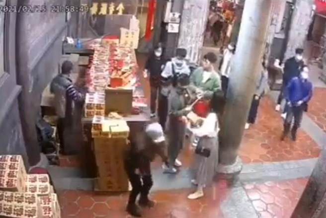 女子到鹿港天后宫搞破坏，摔香又推落金纸，让人不解为什么要在神明面前这样做？（民眾提供／吴敏菁彰化传真）