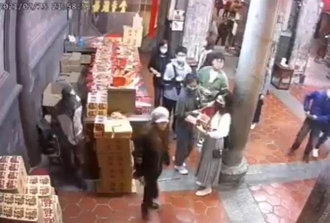 女子到鹿港天后宫搞破坏，摔香又推落金纸，让人不解为什么要在神明面前这样做？（民眾提供／吴敏菁彰化传真）