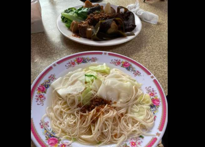 三峽老街麵線一盤115元，份量大概只有5口，在地人揭暗黑真相，出了名的貴。（圖／截取自爆廢1公社）