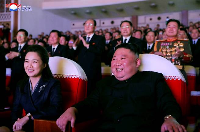 神隐超过1年，北韩第一夫人李雪主16日终于公开露面，南韩分析指出，李雪主神隐应该是为了躲避新冠疫情，同时她的再度现身是为了对外展示北韩抗疫有成。（图／路透社、朝中社）