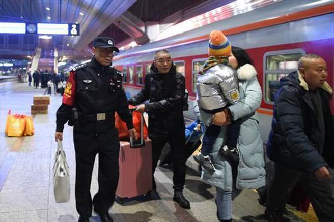 除夕至初四，大陆累计发送旅客5937.0万人次。(新华社)