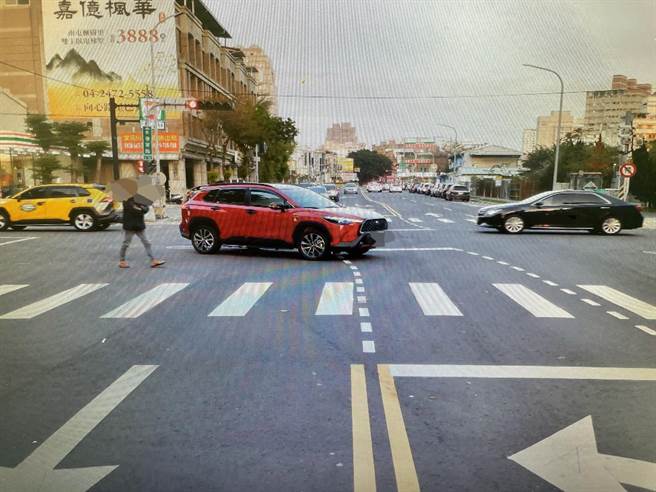 周男駕駛的自小客車沿東興路由北往南行駛，至事故路口右轉永春東路時，與劉女騎乘普通重機車發生擦撞。（警方提供）