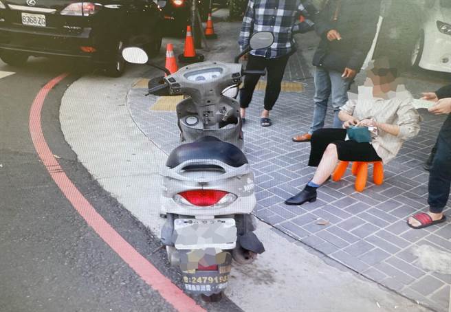 劉女騎乘普通重機車，沿東興路由北往南直行，與自小客車發生擦撞。（警方提供）