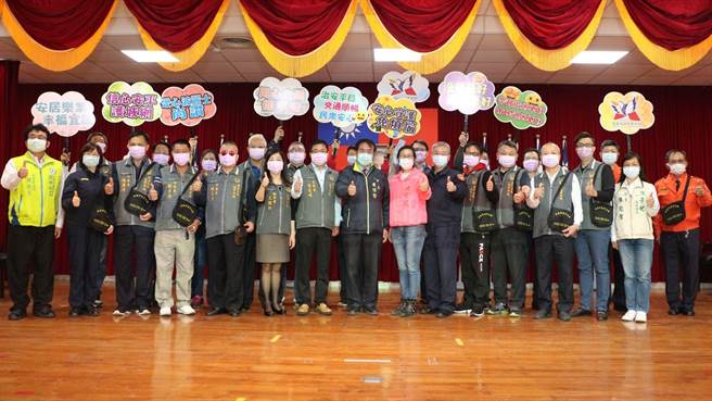 台南市守望相助巡守大隊大隊長宋俊明自掏腰包，添購1萬500個隨身勤務包致贈警察及義警民防，可放置個人防疫物品，執勤更安全。（台南市政府警察局提供／莊曜聰台南傳真）