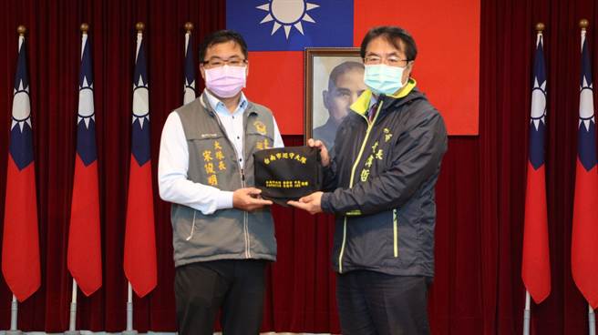 台南市守望相助巡守大隊大隊長宋俊明自掏腰包，添購1萬500個隨身勤務包致贈警察及義警民防，可放置個人防疫物品，執勤更安全。（台南市政府警察局提供／莊曜聰台南傳真）