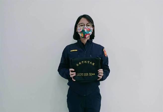 台南市守望相助巡守大隊大隊長宋俊明自掏腰包，添購1萬500個隨身勤務包致贈警察及義警民防，可放置個人防疫物品，執勤更安全。（台南市政府警察局提供／莊曜聰台南傳真）