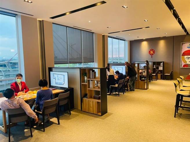 创意家行销团队新年房市high！各接待中心累计成交额高达去年的近三倍，达7亿多元。（图／业者提供）