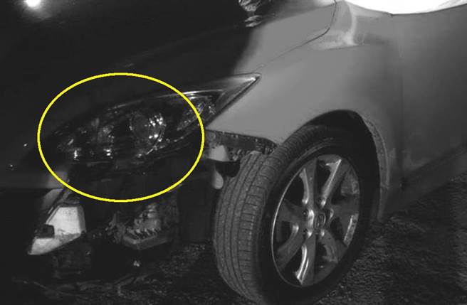 台南安平16日晚间发生街头杀人案，凶嫌作案用车辆的车头灯上，留有清晰血掌印。（读者提供／洪荣志台南传真）