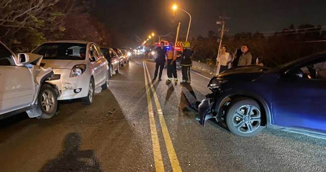 屏东新埤乡5车连环撞7伤意外，现场事故车被撞凹毁损。（图／读者提供）