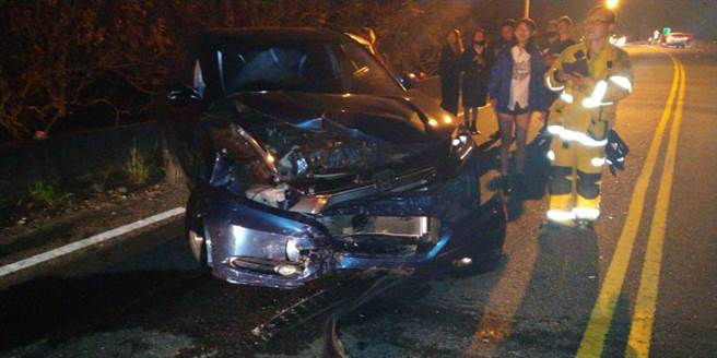 车祸现场的其中一辆休旅车车头被撞烂。（图／读者提供）