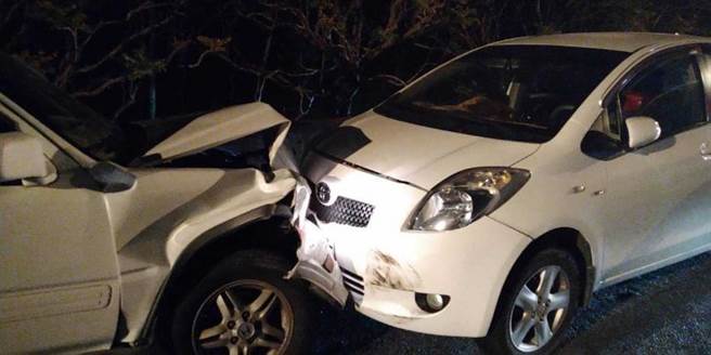 2辆白车相撞，车头和车尾前后受损。（图／读者提供）