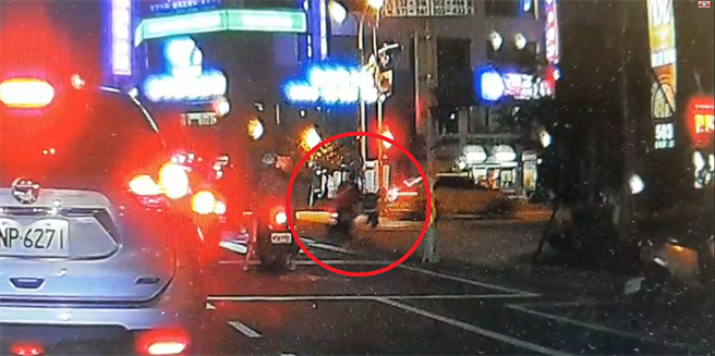 王姓男子遭仇家追殺，過程中他攔截1輛機車，要求2名男大生以3貼方式載他逃命，一名男大生跳車畫面曝光。（圖／記者翻攝）