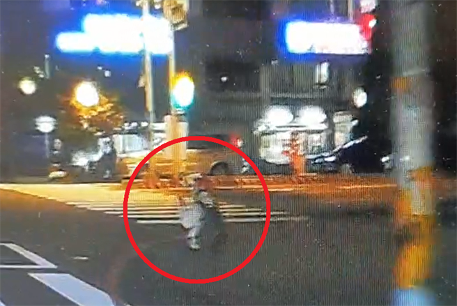 王姓男子遭仇家追殺，過程中他攔截1輛機車，要求2名男大生以3貼方式載他逃命，一名男大生跳車畫面曝光。（圖／記者翻攝）