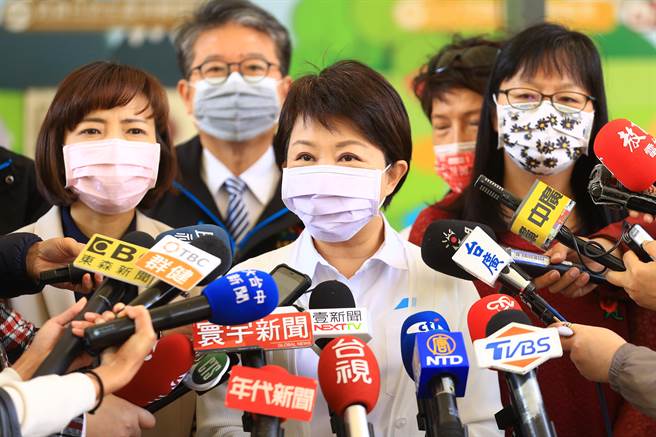 台中市長盧秀燕17日表示，下午另有行程，指派副市長陪同台北市長柯文哲視察台中捷運，今年重要施政目標就是讓捷運綠線通行，工程進行順利。（盧金足攝）