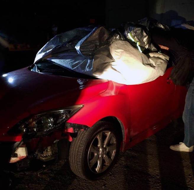 凶嫌汽车逃逸，车头有明显血痕。（读者提供／洪荣志台南传真）