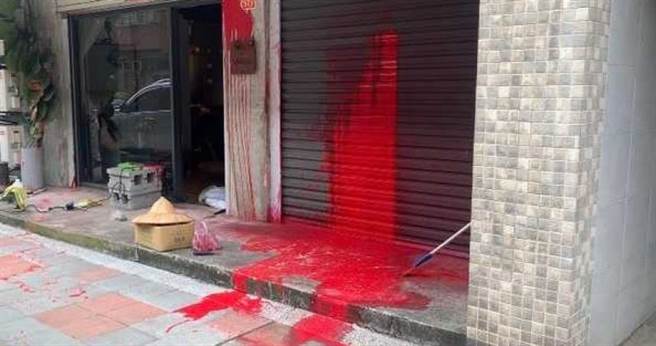 台北市松山区1名男子15号清晨，到婚纱店和美髮店泼漆，目前警方已锁定男子身分追查。（图／翻摄画面）