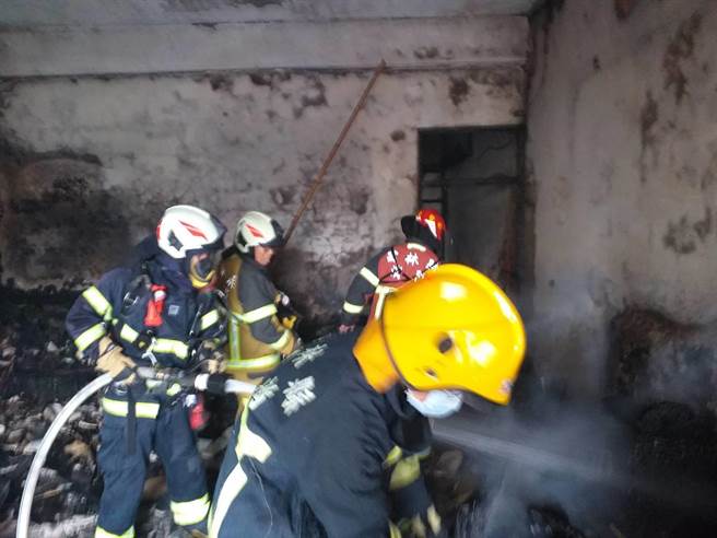 古坑鄉文化路一處民宅發生氣爆，雲林縣消防局出動四個消防分隊前往灌救。（雲林縣消防局提供）