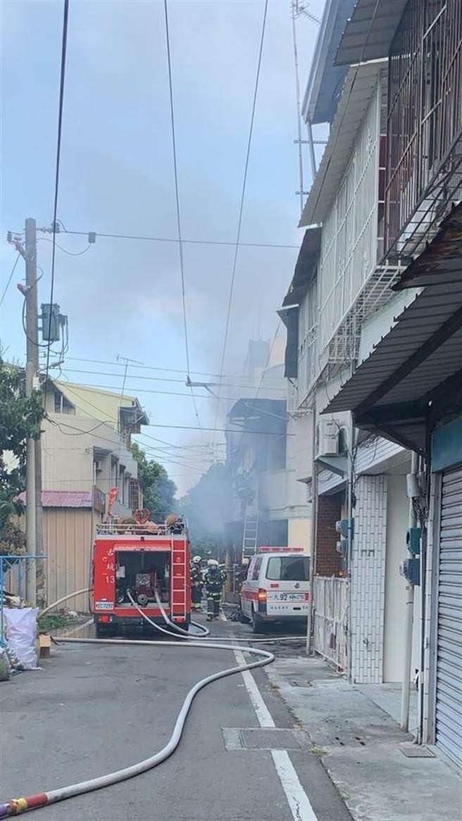 古坑鄉文化路一處民宅發生氣爆，雲林縣消防局出動四個消防分隊前往灌救。（雲林縣消防局提供）