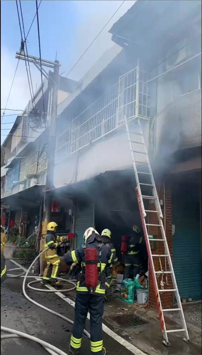 消防人員以梯子從屋外爬入二樓搜救。（雲林縣消防局提供）