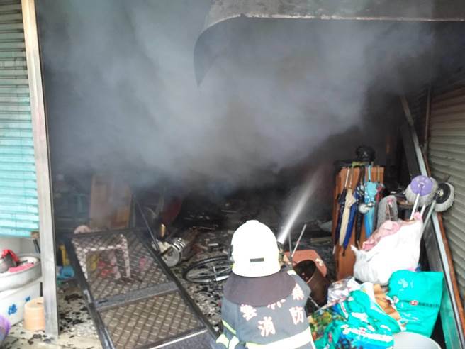 屋內炸得凌亂，一片焦黑。（雲林縣消防局提供）