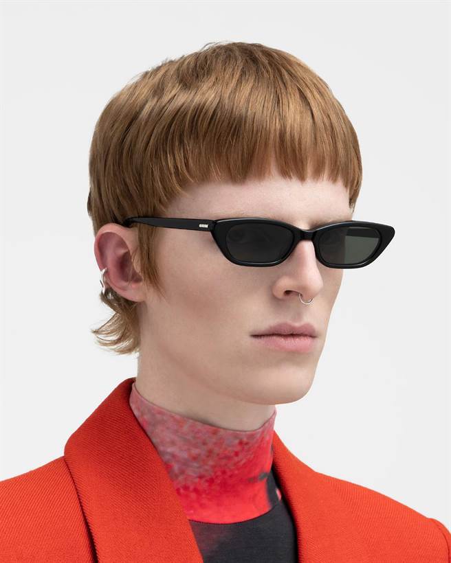 韩系潮牌GENTLE MONSTER主打小框墨镜，充满未来前卫感，让人联想到《骇客任务》中基努李维的酷帅造型。（ GENTLE MONSTER提供)