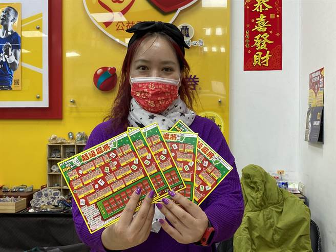 「 博赢乐透彩券行」老板詹佳颖开心的拿出同款的乐透彩，表示，小情侣就是刮中这款的头奖500万元。（冯惠宜摄）