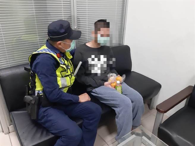 新平派出所員警到場將陳男帶返派出所安置，並提供餐點及飲料供其果腹。（台中市太平警分局提供／馮惠宜台中傳真）