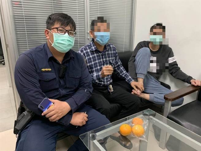 新平派出所員警到場將陳男帶返派出所安置，並透過警用人臉辨識系統確認身分，通知陳男之父親前來帶回。（台中市太平警分局提供／馮惠宜台中傳真）