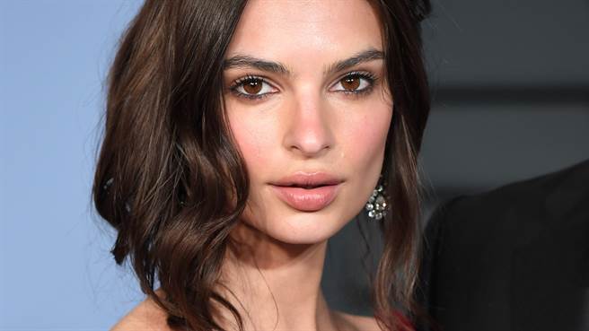 艾蜜莉瑞特考斯基(Emily Ratajkowski)在IG限动上PO出火辣私照吸引网友转发。（图／达志影像）