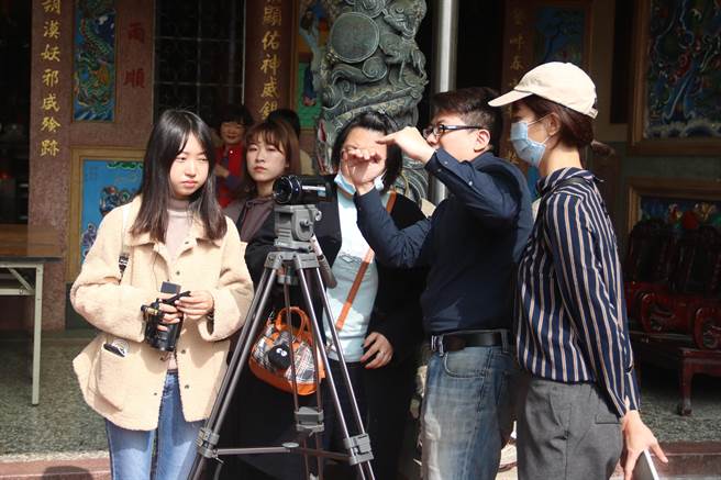 弘光文化创意产业系学生拍摄土地公纪录片，知名导演洪马克（右二）指导教学。（王文吉摄）