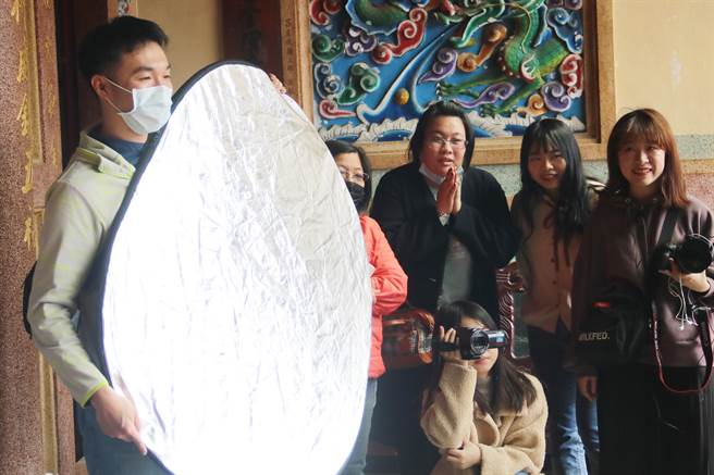 弘光文化创意产业系学生拍摄丰原东湳里土地公纪录片。（王文吉摄）