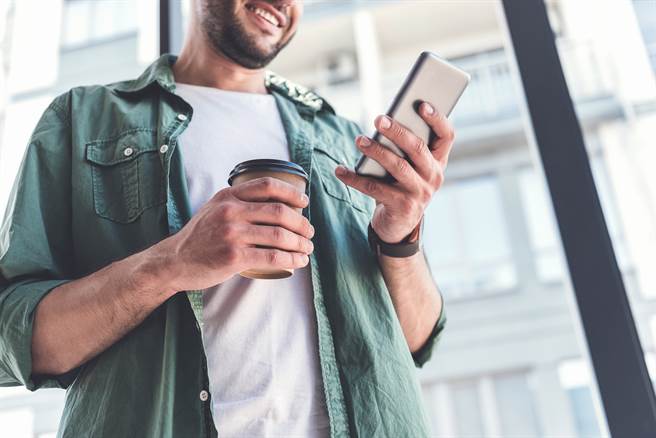 男子撬开天花板的通风口后放入针孔摄影机，透过手机远端遥控镜头方向，偷拍女子如厕长达12小时。（示意图/Shutterstock提供）