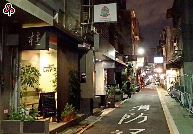 图为先前台北市着名的条通商圈入夜后人潮稀疏，开业的店家也稀稀落落。（图／本报系资料照）