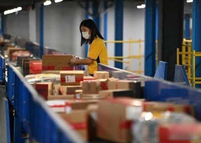 大陆快递业在农历新年仍然继续工作。（取自东网）