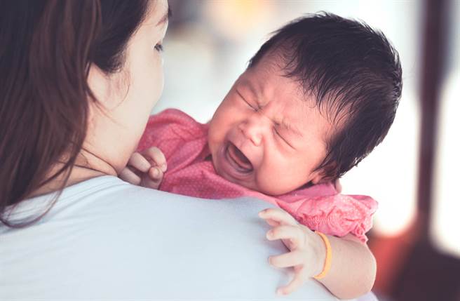 有名母親因為婆婆嫌棄她生女兒，孩子又跟婆婆長得越來越像，因此坦言對女兒愛不下心。(達志影像/shutterstock提供) 