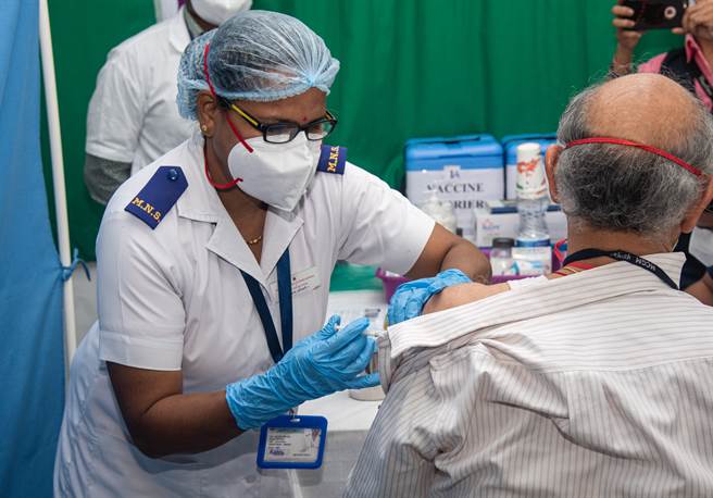 南非传退回印度制AZ疫苗，主因虽是该疫苗对变种病毒株防护力过低，但也打乱印度出口疫苗做外交计画。图为孟买的疫苗接种情形。(示意图／达志影像shutterstock)