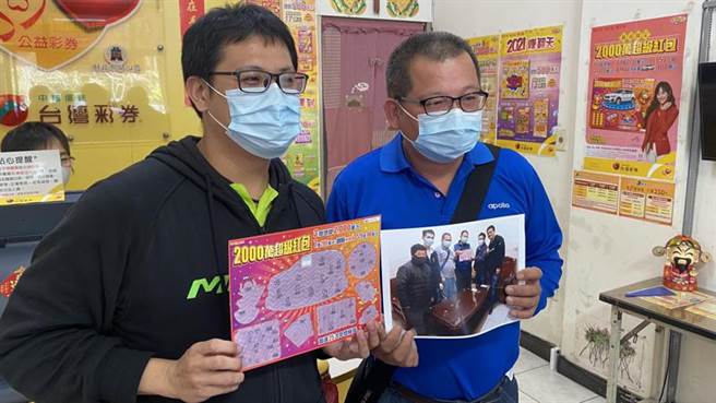 彰化縣大村鄉的炘佰樂彩券行有6人合資買了18張台彩「2000萬超級紅包」刮刮樂後中了新台幣100萬元，中獎的賴姓男子（左）和叔叔（右）17日前來感謝店家。（中央社記者吳哲豪彰化攝）