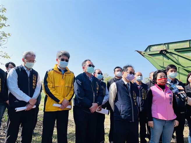 立委杨琼璎（右一）邀集相关单位会勘后里纳骨塔，共同研商交通改善方案。（王文吉摄）