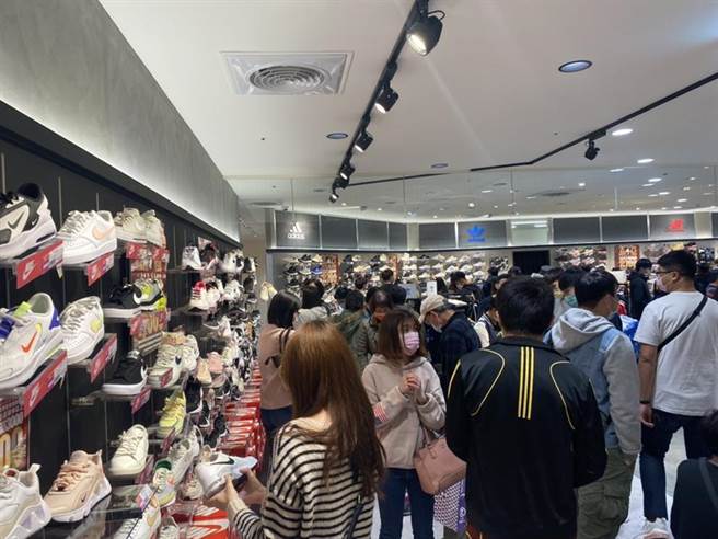 竹科景气旺、红包行情加持，巨城购物中心春节人潮涌入，业绩较去年同期成长15%。（图／巨城提供）