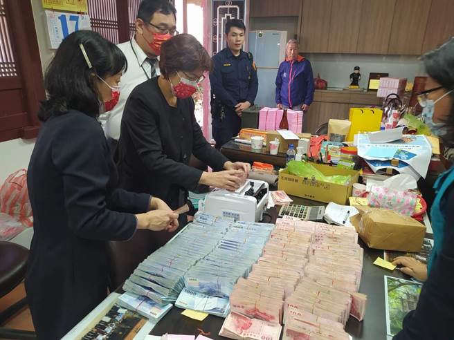 台南善化警分局过年期间协助庙方「寄金」，存放香油钱，并于17日由银行专员协助清点存放。（读者提供／李宜杰台南传真）